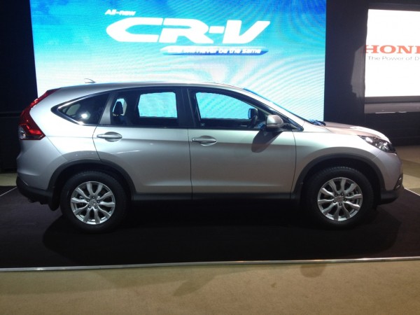 Honda CRV ใหม่ ด้านข้าง มีเส้นสายที่ประตูด้านล่างต่างจากเดิม ให้ความรู้สึกแน่นเหมือนรถยุโรปมากขึ้น เป็นมุมที่ผมชอบ Honda CRV ใหม่ ด้านข้าง มีเส้นสายที่ประตูด้านล่างต่างจากเดิม ให้ความรู้สึกแน่นเหมือนรถยุโรปมากขึ้น เป็นมุมที่ผมชอบ