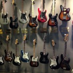 กีต้าร์มีให้เลือกมากมาย โดยส่วนใหญ่เป็น fender รุ่นมาตรฐาน