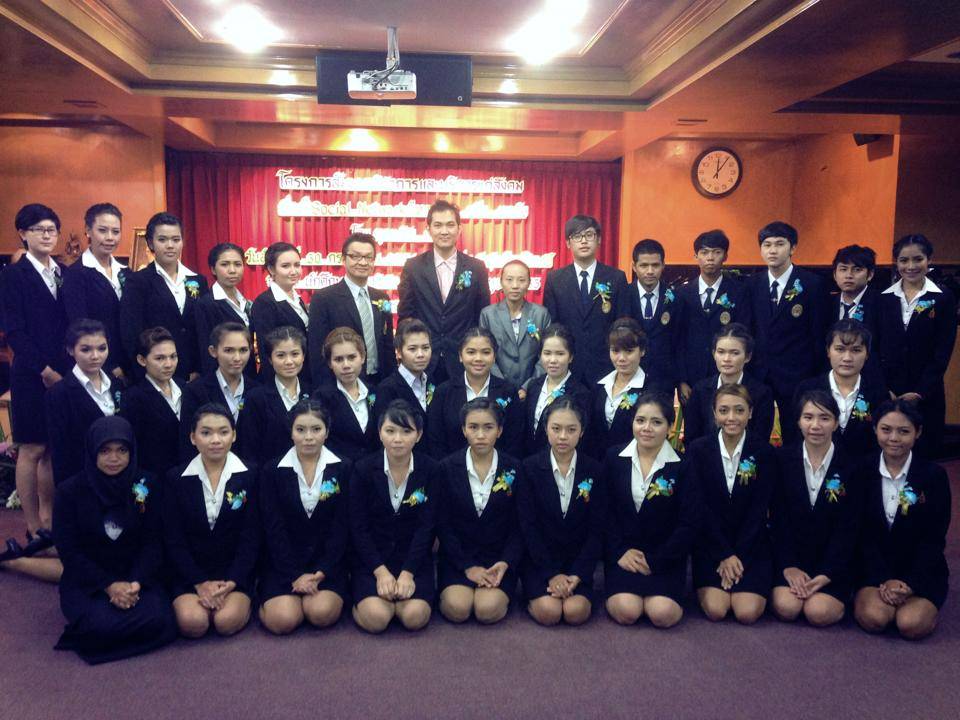 ถ่ายรูปร่วมกับนักศึกษาและอาจารย์คณะผู้จัดงาน