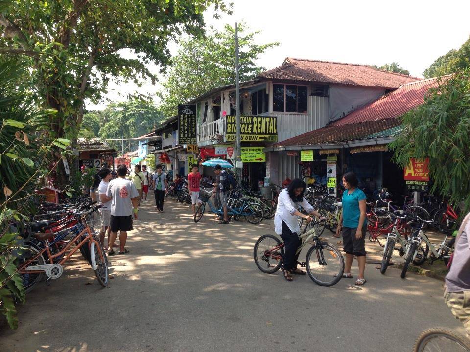 ขึ้นเรือก็จะพบร้านให้เช่าจักรยานเต็มไปหมด มีตั้งแต่เช่าเป็นชั่วโมงละ $2 หรือ 50 บาท ทั้งวัน $6 หรือ 150 บาท แต่จักรยานอาจสภาพไม่ดีเท่าไหร่ให้ของเลือกดู จนถึงแบบดีๆแพงๆ $14