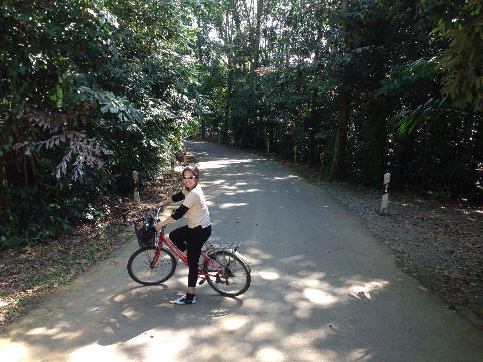 ทางขี่จักรยาน บางช่วงร่มรื่นแบบนี้ ไม่มีรถยนต์มาวิ่งให้เสียอารมณ์