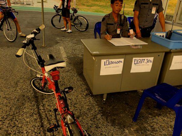 พี่ยามแลกบัตร ใจดีครับ