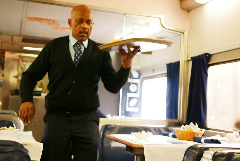 พนักงานบริการเสิร์พอาหารปรุงสดจากครัว amtrak ที่กินพื้นที่เยอะมากในขบวน