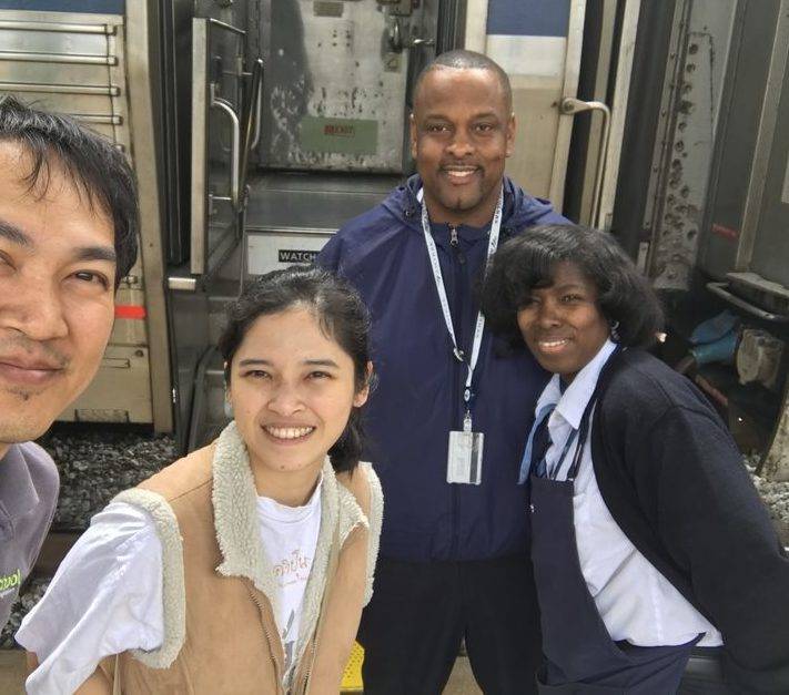 ถ่ายรูปกับพนักงานครับ คุณผู้ชายเป็นพนักงานที่ดูแลเรา