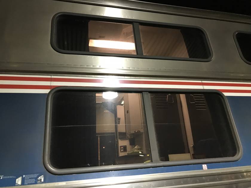 หน้าต่าง amtrak Viewliner เป็นตู้นอนซึ่งที่นอนชั้นบนสามารถมองเห็นวิวผ่านหน้าต่าง
