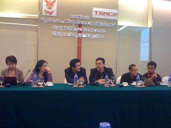 @markpeak กำลังแนะนำตัวเอง ใต้ป้ายชื่องาน