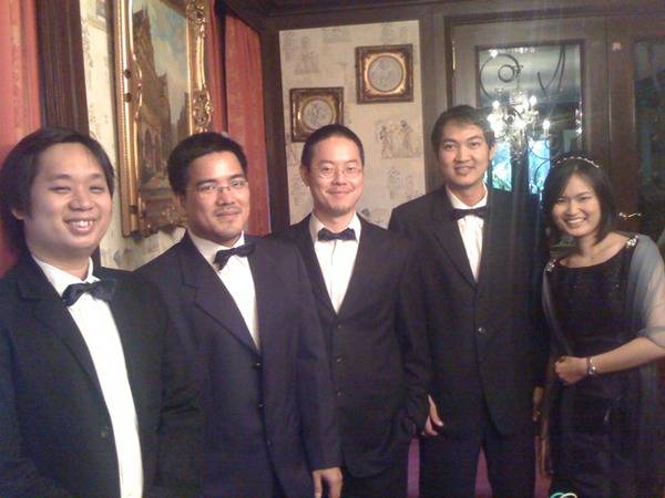 แต่งตัวเสร็จก็ถ่ายรูปกันหน่อย