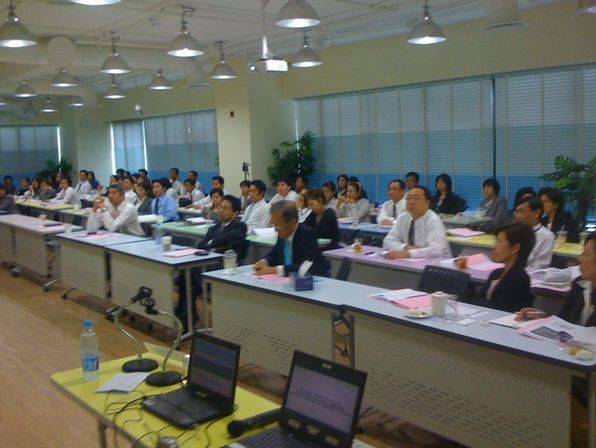 ผู้บริหารธนาคารเกียรตินาคินกำลังฟังการบรรยาย
