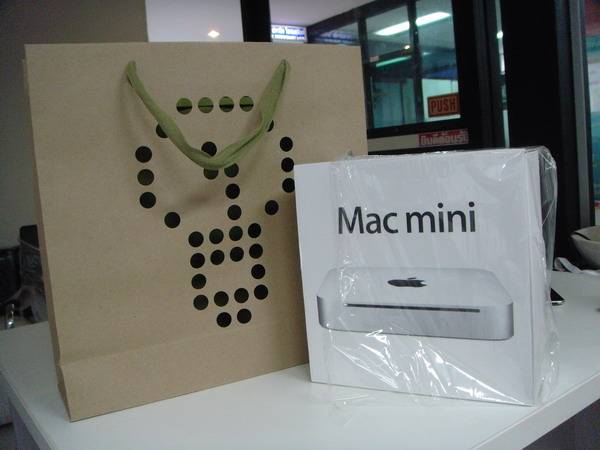 new-macmini เล็กๆ เบาๆ ใส่ถุงกระดาษ Think Green พร้อมของแถมหมวก 1 ใบ