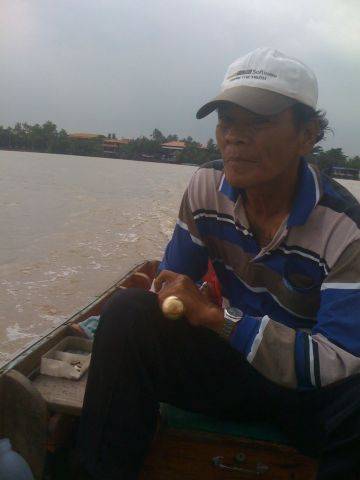 ถ้าซื้อเครื่องเรือเก่าจะต้องรู้ใจมันหน่อยเวลาสตาร์ท ถ้าเครื่องใหม่ก็ไปได้เลย เสียแต่เครื่องใหม่ต้องสั่งอาจไม่ทัน