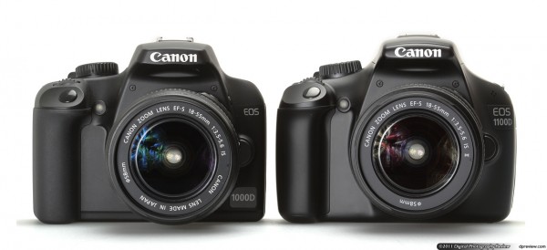 EOS 1100D ด้านขวา มีขนาดใหญ่กว่า EOS 1000D ด้านซ้ายเล็กน้อย EOS 1100D ด้านซ้าย มีขนาดใหญ่กว่า EOS 1000D ด้านขวาเล็กน้อย