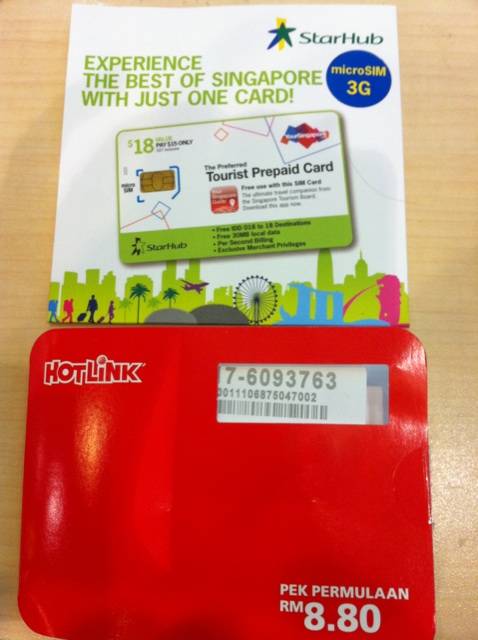 internet prepaid ซิมสำหรับนักท่องเที่ยวระยะสั้น ด้านบนสีเขียวสำหรับ iPhone4 ใช้ในสิงคโปร์ ด้านล่างสีแดงใช้ในมาเลเซีย