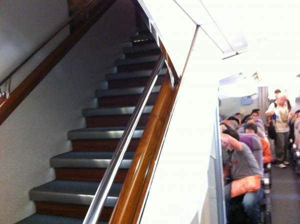 เข้ามาก็เจอบันไดนี้ แสดงความเป็นสองชั้นของเครื่องบิน A380