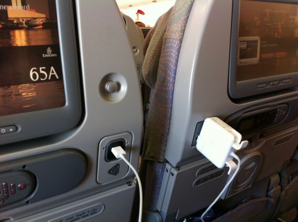 A380 มีให้ทั้งรู USB และปลัํกไฟ ทำงานกันสบายเลยครับ และกำลังจะมี Wifi ในไม่ช้านี้ด้วย