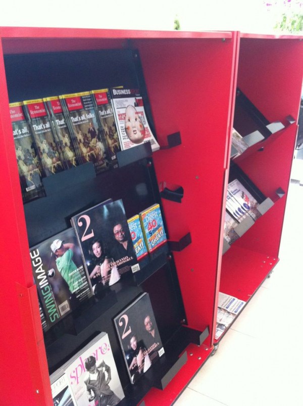 Emirates มีชั้นหนังสือให้เลือกหยิบตามสบาย มีหนังสือดีๆแพงๆด้วยนะครับ