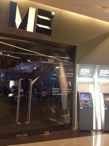 Me by TMB ที่ esplanade อยู่ข้างๆ iStudio ตกแต่งไม่เหลือคราบธนาคารดั้งเดิม